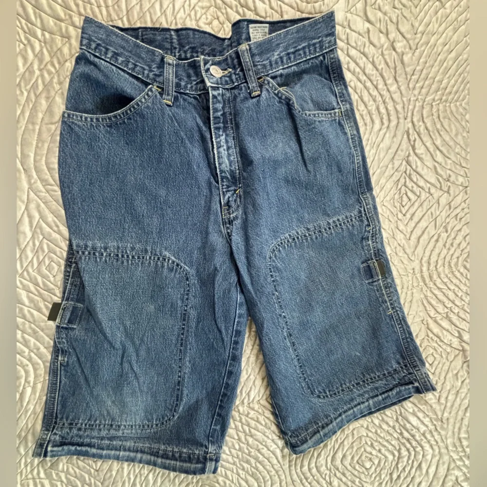 Levis reposhing this